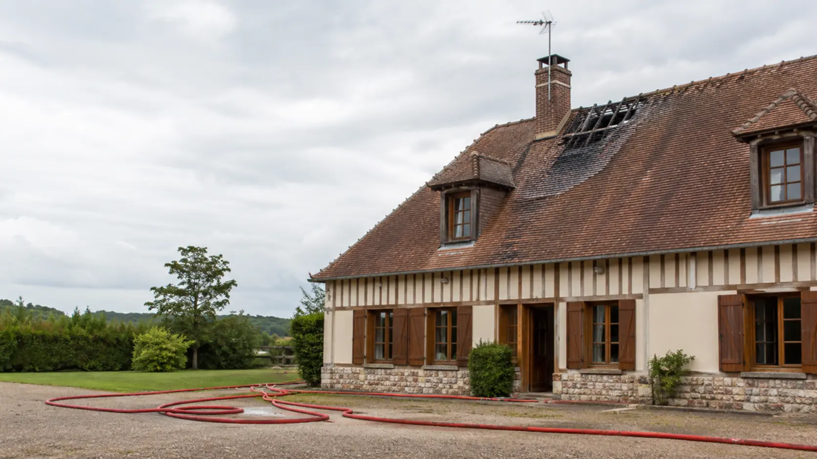 Illustration d’une maison normande après un feu de toiture à Amfreville-Saint-Amand dans l’Eure, sans victime ni flamme visible.