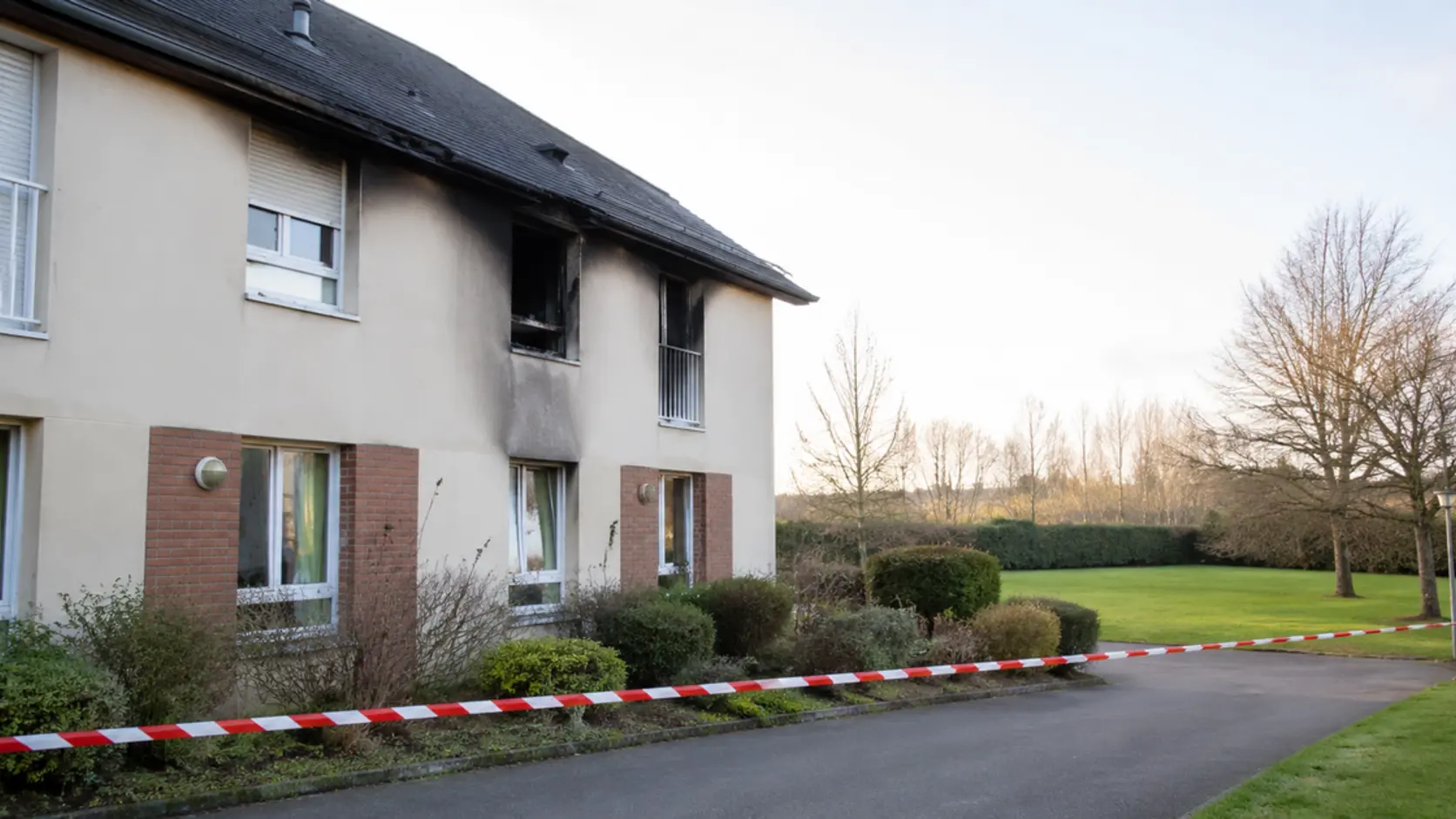Illustration sobre d’une résidence autonomie après un incendie à Isneauville en Seine-Maritime, avec périmètre de sécurité et sans victime visible.