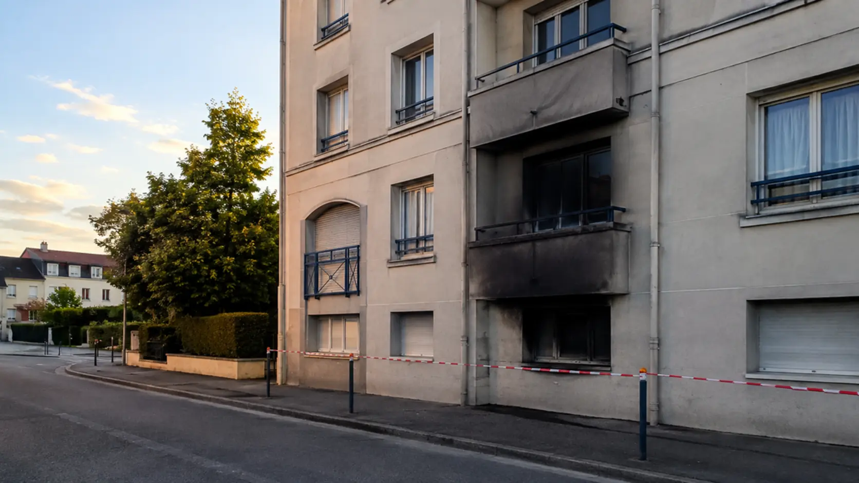 Illustration d’un immeuble après un feu d’appartement à Mantes-la-Jolie dans les Yvelines, sans victime ni flamme visible.